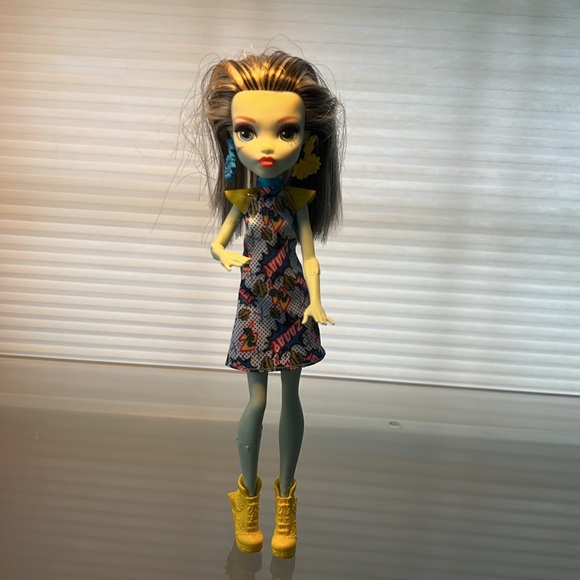⚡️2015 Frankie Stein from Monster High with Blue ZAAAP POW Dress & Yellow Shoes - Picture 16 of 17